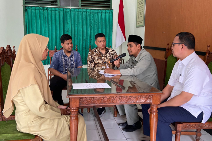 fotojet 2 dompet dhuafa Ikrar wakaf antara Sabar dan Tri Hastuti dengan Dompet Dhuafa yang disahkan oleh KUA Kasihan, Yogyakarta.