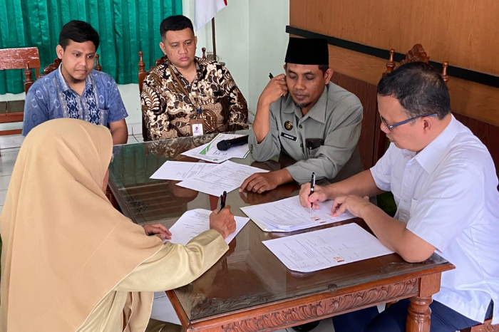 fotojet 3 dompet dhuafa Proses penandatanganan ikrar wakaf antara Sabar dan Tri Hastuti dengan Dompet Dhuafa yang disahkan oleh KUA Kasihan, Yogyakarta.