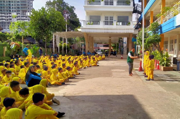 Sosialisasi terkait Al-Qur’an Braille kepada siswa dan siswi Asshodriyah Islamic School oleh Yudha Andilla, selaku Manager Retail ZIS Dompet Dhuafa, pada Jumat (13/12/2024) di Lapangan Asshodriyah Islamic School, Bekasi.