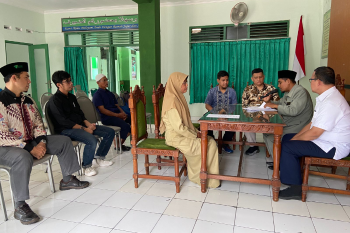 fotojet dompet dhuafa Ikrar wakaf antara Sabar dan Tri Hastuti dengan Dompet Dhuafa yang disahkan oleh KUA Kasihan, Yogyakarta.