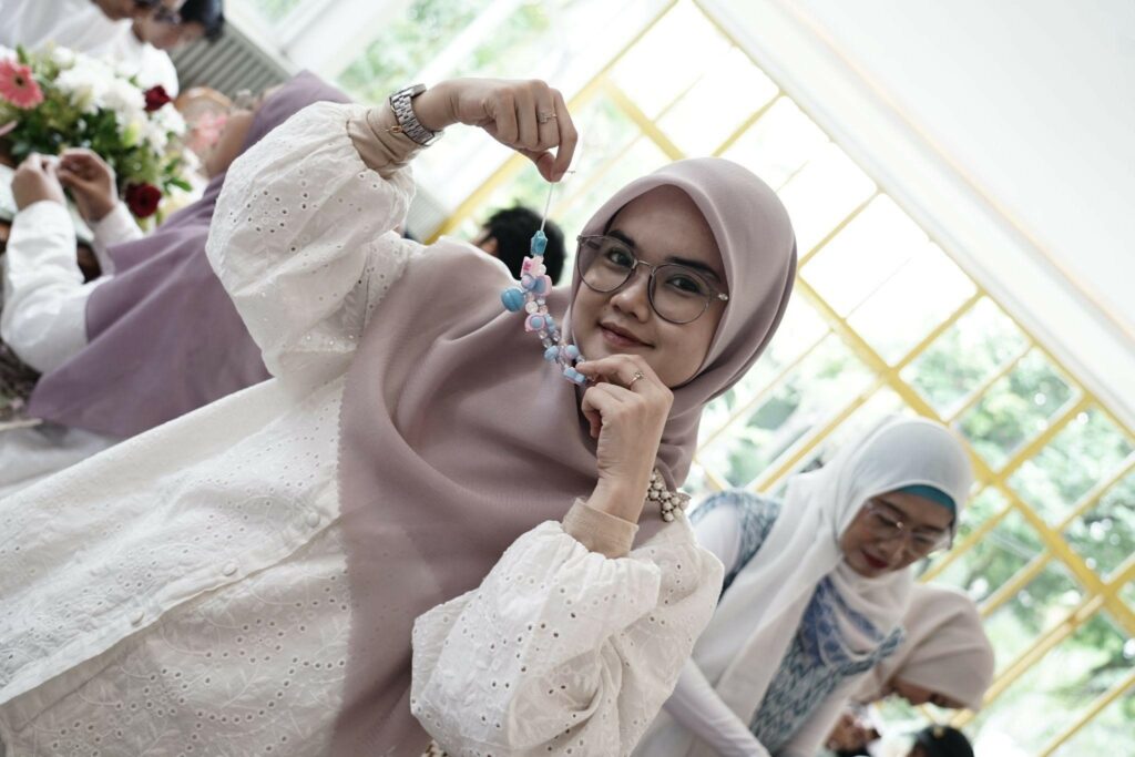 gathering ramadan9 dompet dhuafa Acara semakin meriah, Influencer, KOL, Blogger dan Komunitas yang hadir diajak untuk membuat phone strap dari manik-manik yang telah disediakan oleh Dompet Dhuafa.