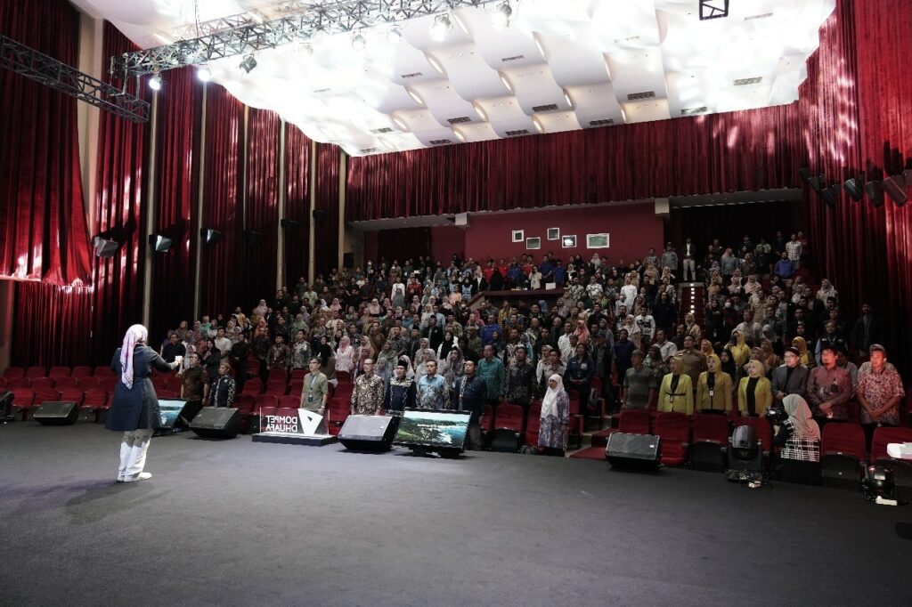 Suasana keramaian gelaran I-HitS 2024 saat menyanyikan lagu kebangsaan Indonesia Raya di Usmar Ismail Hall Jakarta Selatan, Kamis (23/01/2025).