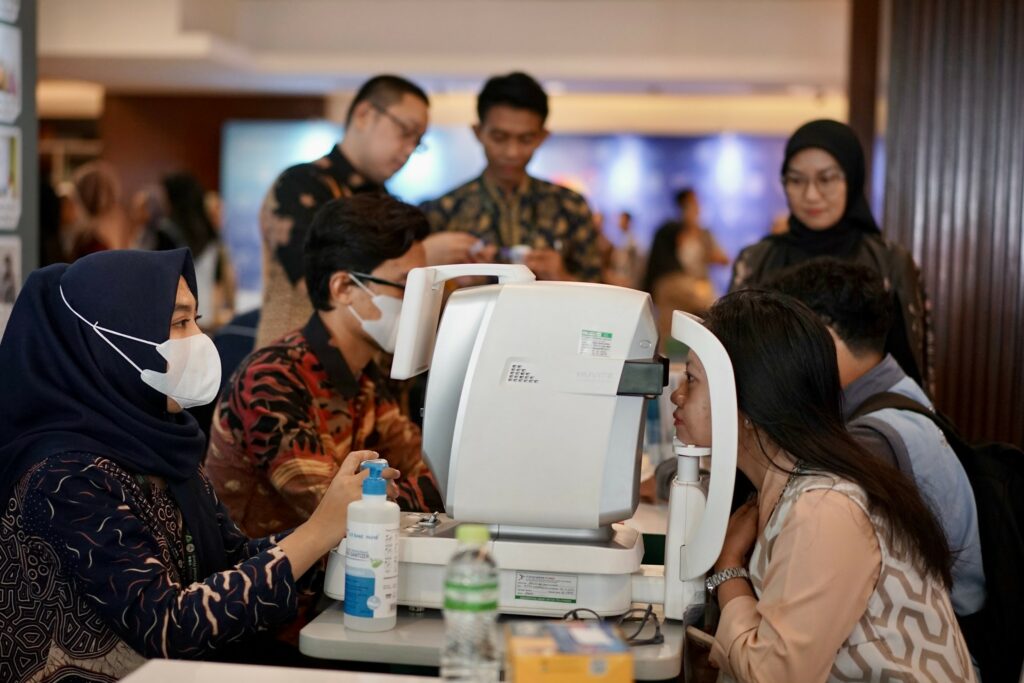 Layanan kesehatan dan cek mata gratis program Dompet Dhuafa pada booth pemberdayaan dalam acara I-HitS 2024 di Usmar Ismail Hall Jakarta Selatan, Kamis (23/01/2025).