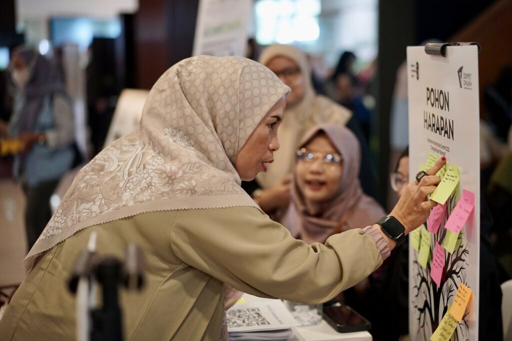 Layanan konsultasi kesehatan mental gratis program Dompet Dhuafa pada booth pemberdayaan dalam acara I-HitS 2024 di Usmar Ismail Hall Jakarta Selatan, Kamis (23/01/2025).