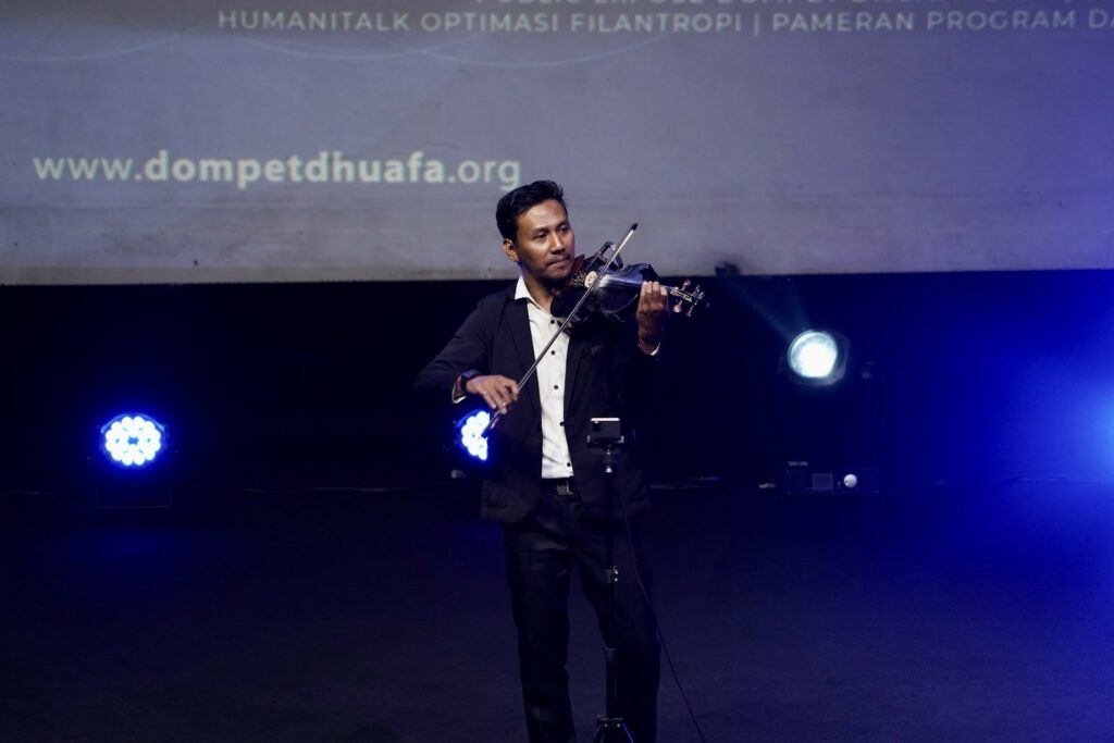 Pentas seni musik oleh Tian Biola Solo di panggung I-HitS 2024 di Usmar Ismail Hall Jakarta Selatan, Kamis (23/01/2025).