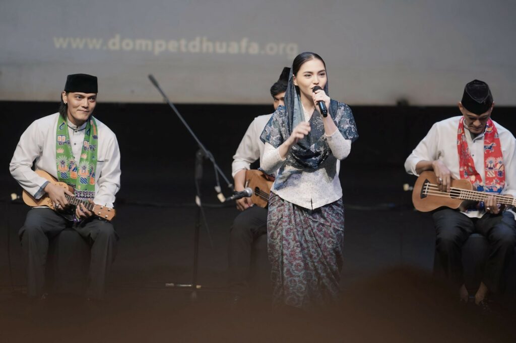 Pentas seni musik keroncong oleh Kroncong Toegoe di panggung I-HitS 2024 di Usmar Ismail Hall Jakarta Selatan, Kamis (23/01/2025).