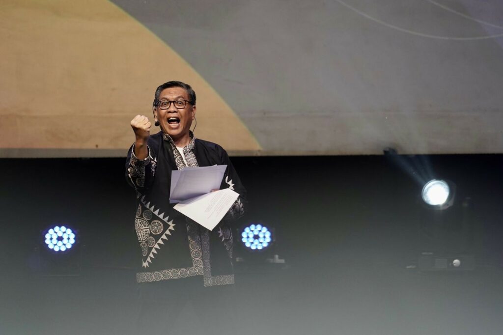 Pembacaan puisi berjudul ‘Puisi Palsu’ oleh Juperta Panji Utama di panggung I-HitS 2024 di Usmar Ismail Hall Jakarta Selatan, Kamis (23/01/2025).