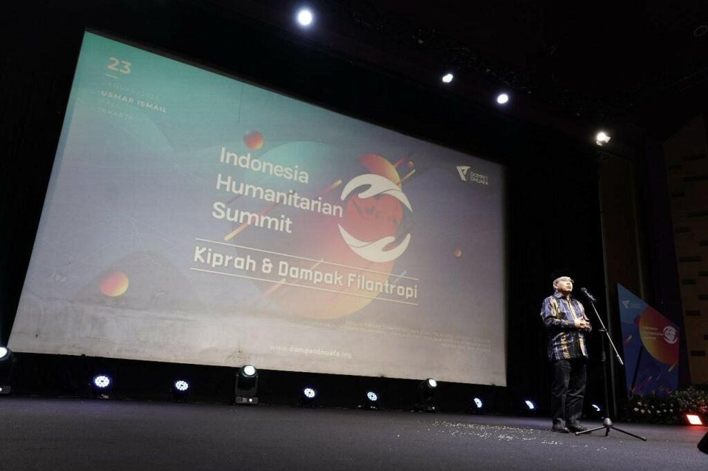 Anggota Dewan Pembina Dompet Dhuafa, Yudi Latief, menyampaikan Welcoming Speech di panggung I-HitS 2024 di Usmar Ismail Hall Jakarta Selatan, Kamis (23/01/2025).