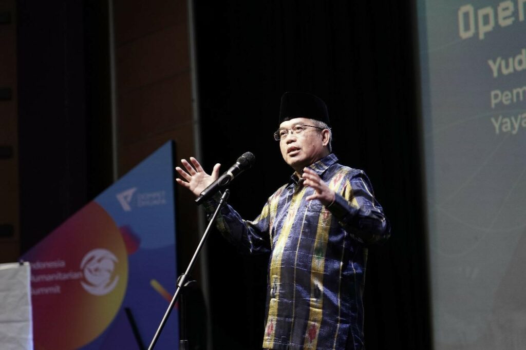 Anggota Dewan Pembina Dompet Dhuafa, Yudi Latief, menyampaikan Welcoming Speech di panggung I-HitS 2024 di Usmar Ismail Hall Jakarta Selatan, Kamis (23/01/2025).