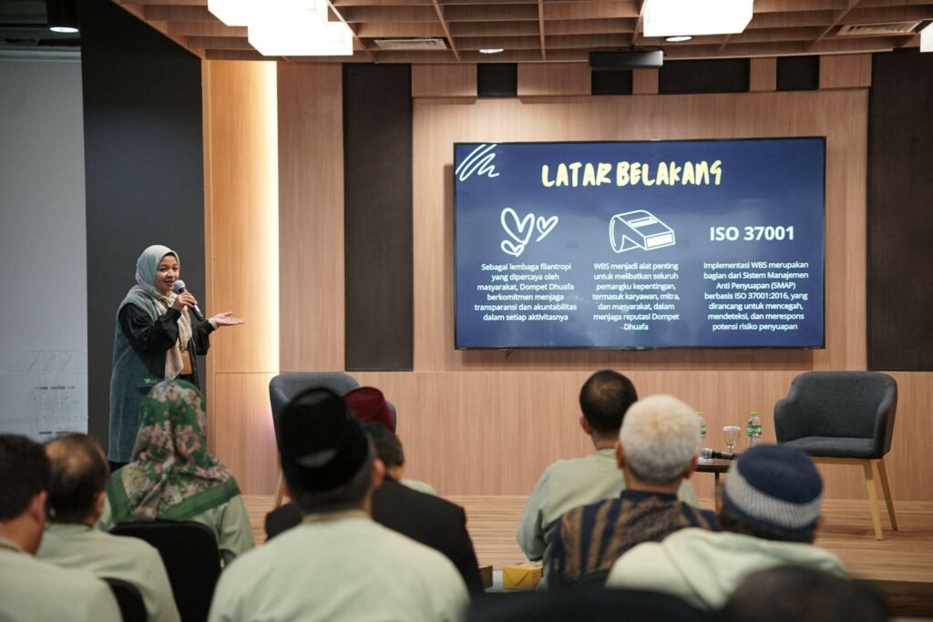 iso1 dompet dhuafa GM Tata Kelola dan Kepatuhan Dompet Dhuafa, Puji Astuti, saat peluncuran kanal aduan Whistle Blowing System (WBS) sebagai bentuk implementasi dari sertifikasi ISO 9001:2015 dan ISO 27000:2022 yang berlangsung di Ruang Sasana Budaya Rumah Kita, Philanthropy Building, Jakarta Selatan, Selasa (21/01/2025) pagi.