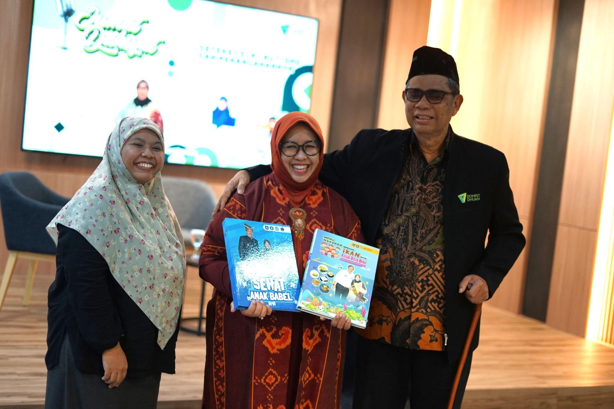 jumat dahsyatgejala autisme1 dompet dhuafa Drg. Sri Utammi Soedarsono, M.Si. (tengah) memberikan buku karyanya untuk Dompet Dhuafa dalam acara Jumat Dahsyat: Deteksi Dini Autisme dan Penanganannya, Jumat (10/1/2024), di Ruang Sasana Budaya Philanthropy Building, Jakarta Selatan.