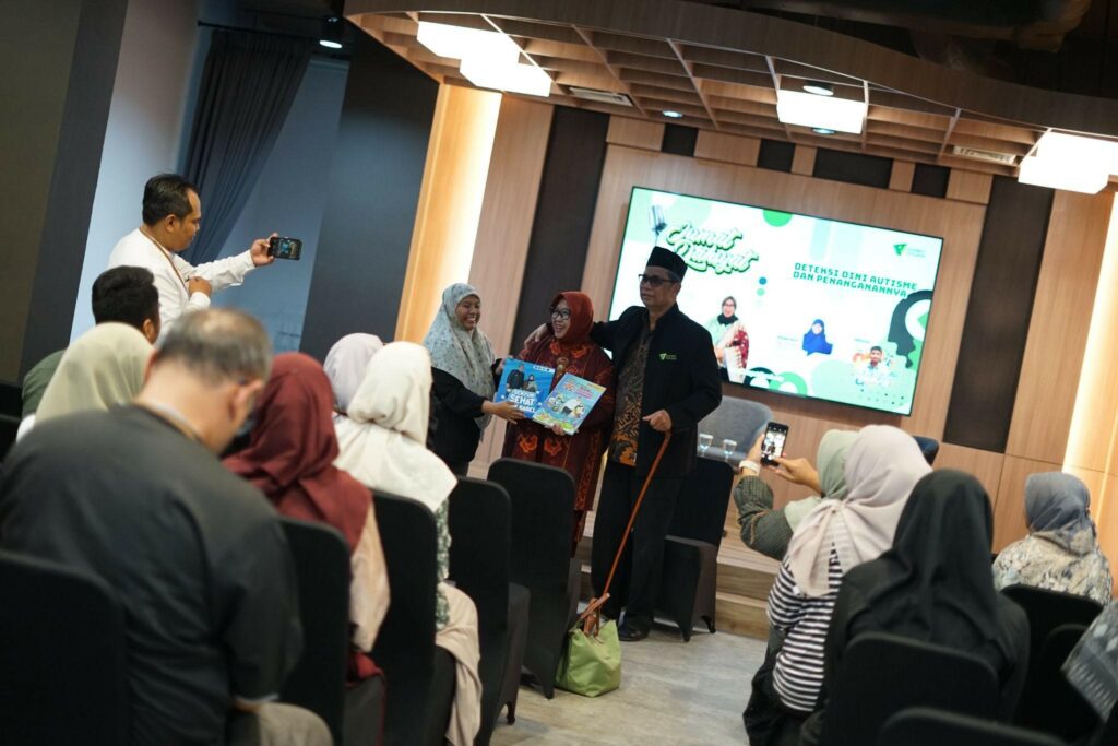 jumat dahsyatgejala autisme6 dompet dhuafa Bersama dengan Drg. Martina Tirta Sari selaku moderator Jumat Dahsyat dan Parni Hadi, Bunda Tami menyampaikan kabar bahagia mengenai buku terbarunya.