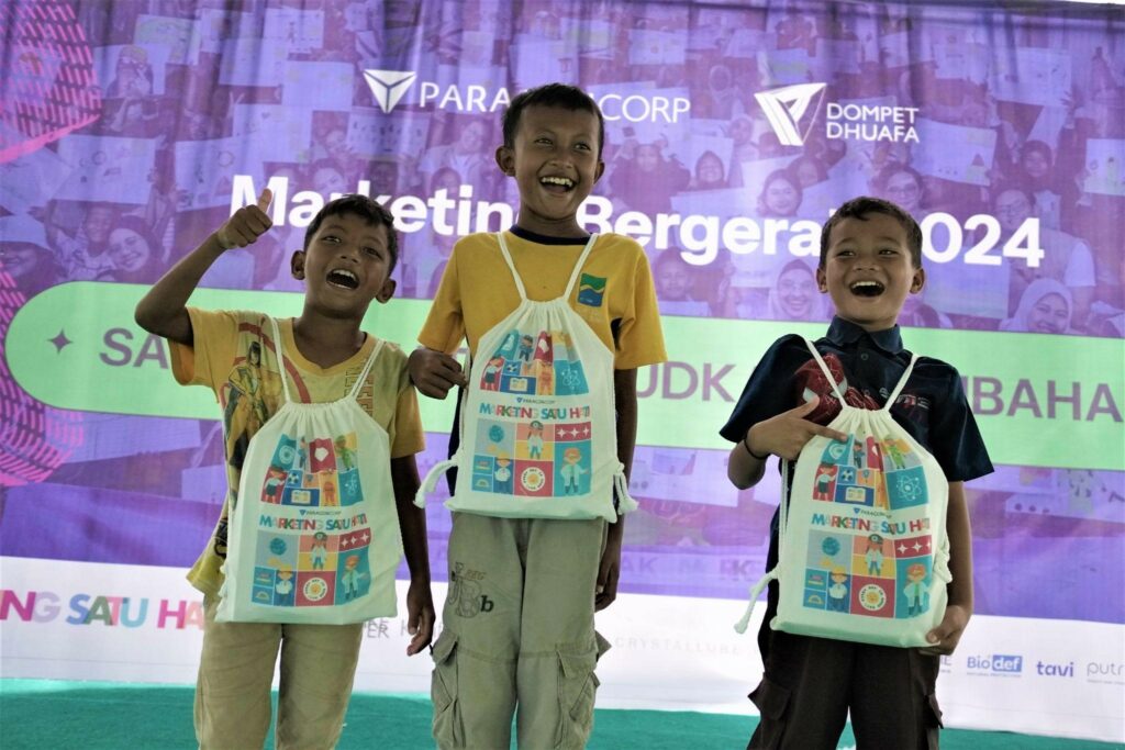 kelas kreatif11 dompet dhuafa Kebahagiaan anak-anak Kampung Pemulung saat menerima School Kit dari Paragon dan Dompet Dhuafa.