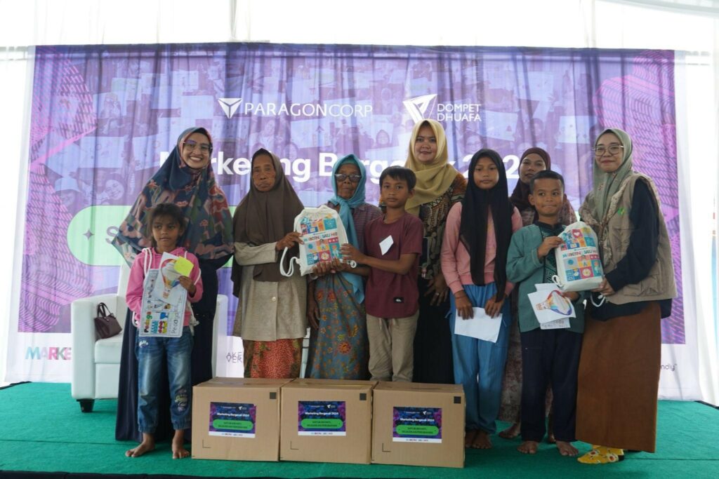 kelas kreatif12 dompet dhuafa Simbolisasi serah terima paket sembako untuk ibu-ibu dan school Kit untuk anak-anak Kampung Pemulung, Jurang Mangu, Bintaro.