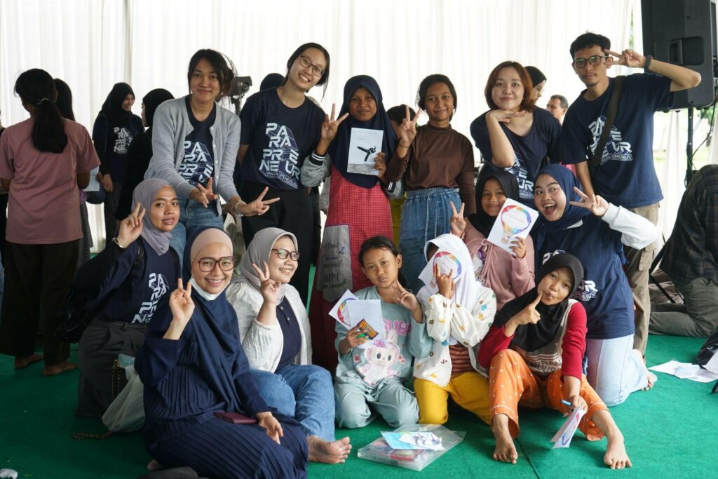 kelas kreatif13 dompet dhuafa Paragonian bersama anak-anak yang bermukim di Kampung Pemulung saat sesi Kelas Literasi Kreatif, mereka mewarnai beberapa objek yang telah disediakan.