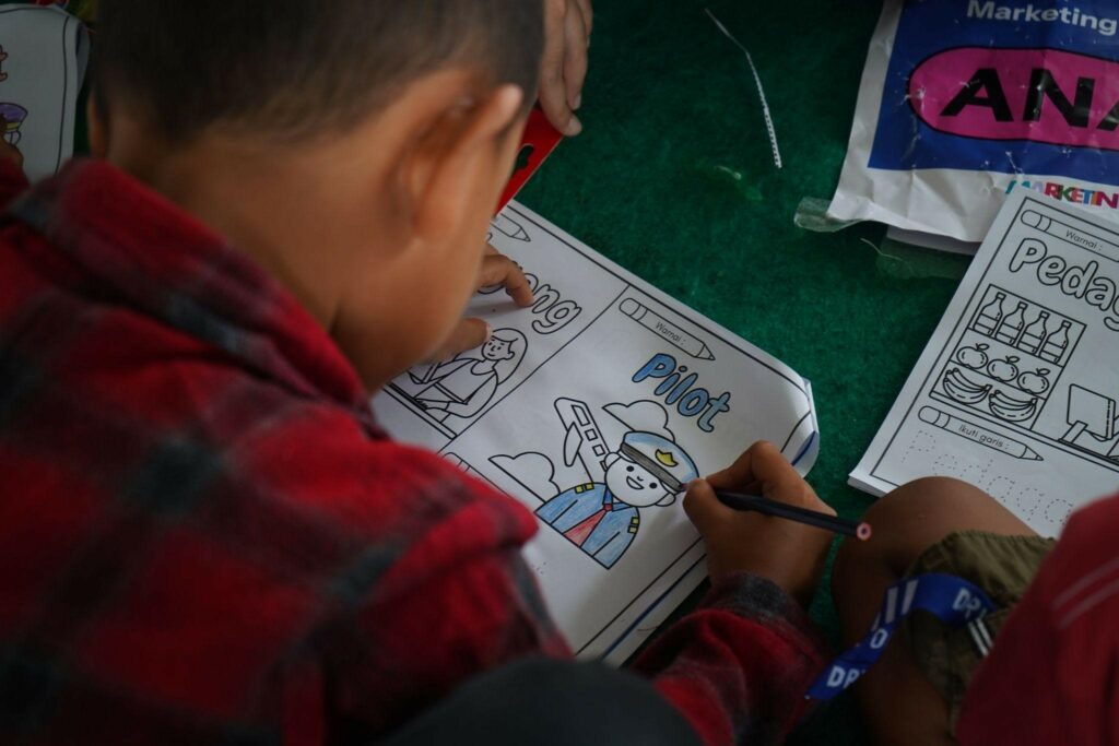 kelas kreatif5 dompet dhuafa Implementasi Kelas Literasi Kreatif untuk anak-anak yang berada di Kampung Pemulung, mereka diberikan kesempatan untuk mewarnai, membuat mimpi dan cita-cita.