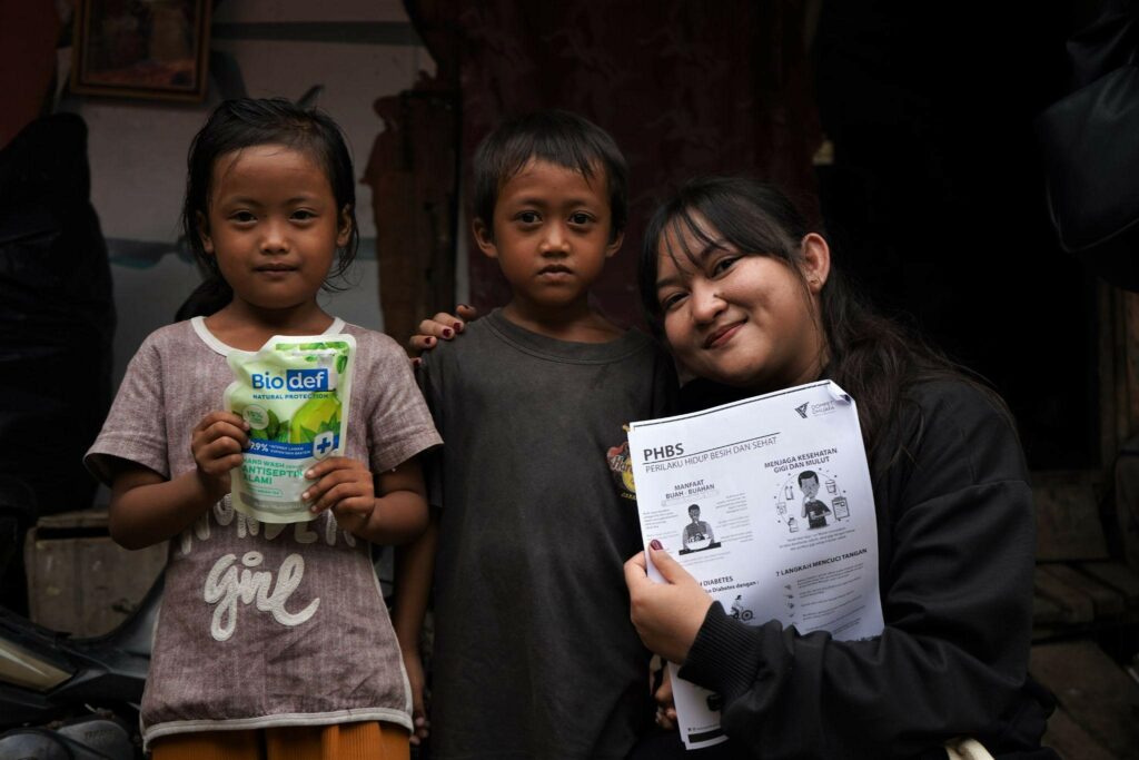 kelas kreatif7 dompet dhuafa Salah satu Paragonian saat membagikan edukasi kesehatan kepada anak anak dan memberikan hygiene Kit, beruba sabun yang berasal dari brand Paragon.