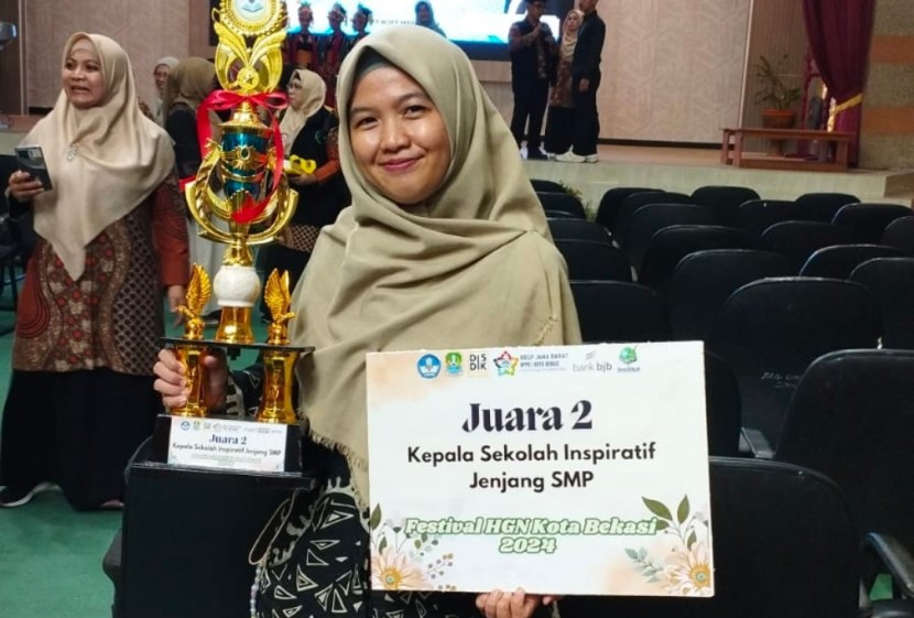 kisah guru epong1 dompet dhuafa Kepala Sekolah SMP School of Human, Guru Epong Utami mendapatkan apresiasi Juara 2 dalam kategori Kepala Sekolah Inspiratif tingkat Kota Bekasi, pada peringatan Hari Guru Nasional (HGN), Sabtu (9/11/2024).