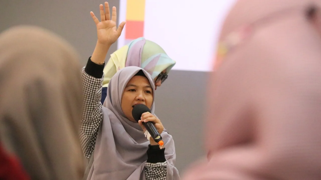 kisah guru epong2 dompet dhuafa Kepala Sekolah SMP School of Human, Guru Epong Utami mendapatkan apresiasi Juara 2 dalam kategori Kepala Sekolah Inspiratif tingkat Kota Bekasi, pada peringatan Hari Guru Nasional (HGN), Sabtu (9/11/2024).