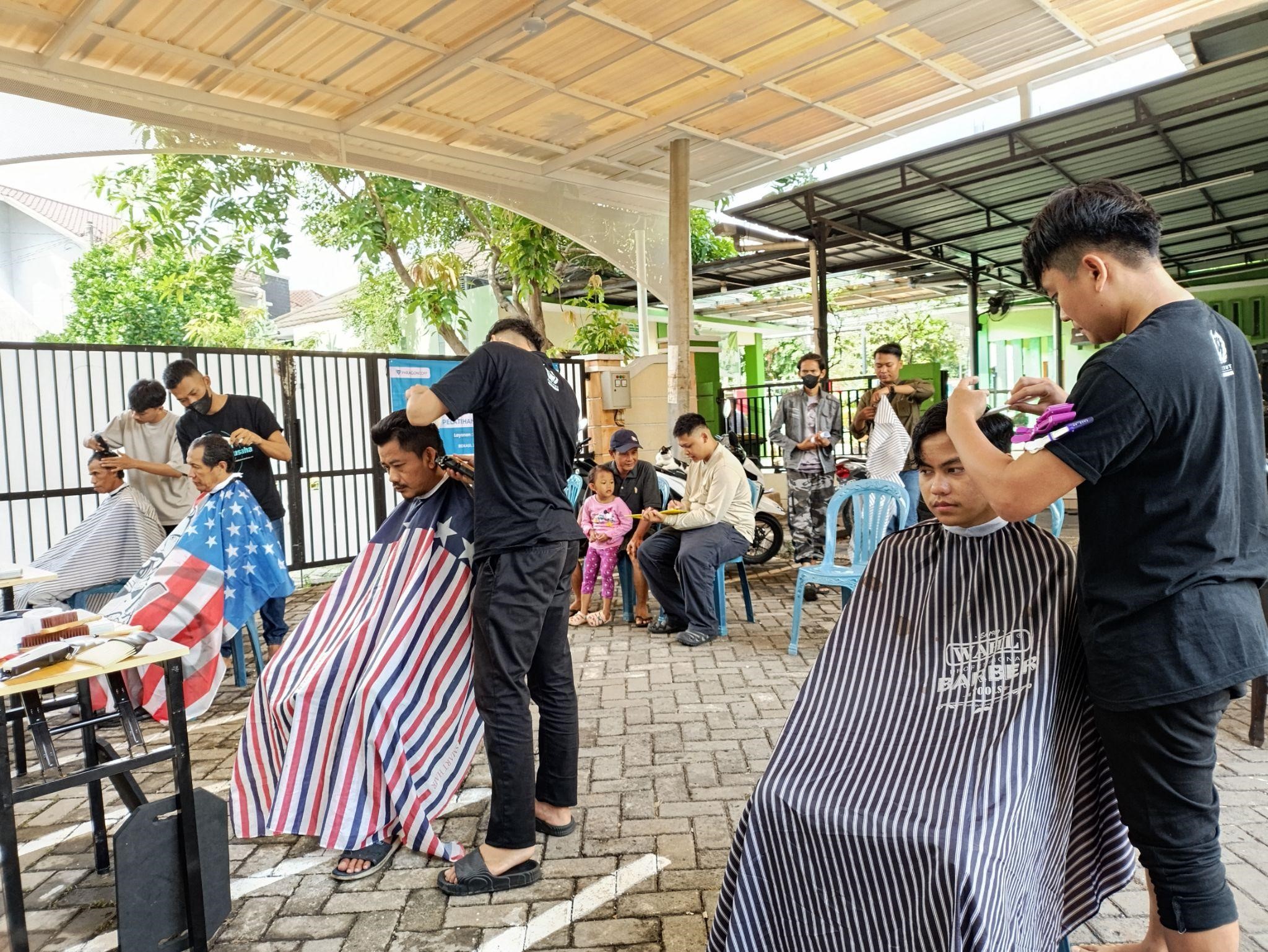Pelatihan Pangkas Rambut, Program Paradaya Movement di Bekasi, Selasa (10/12/2024).