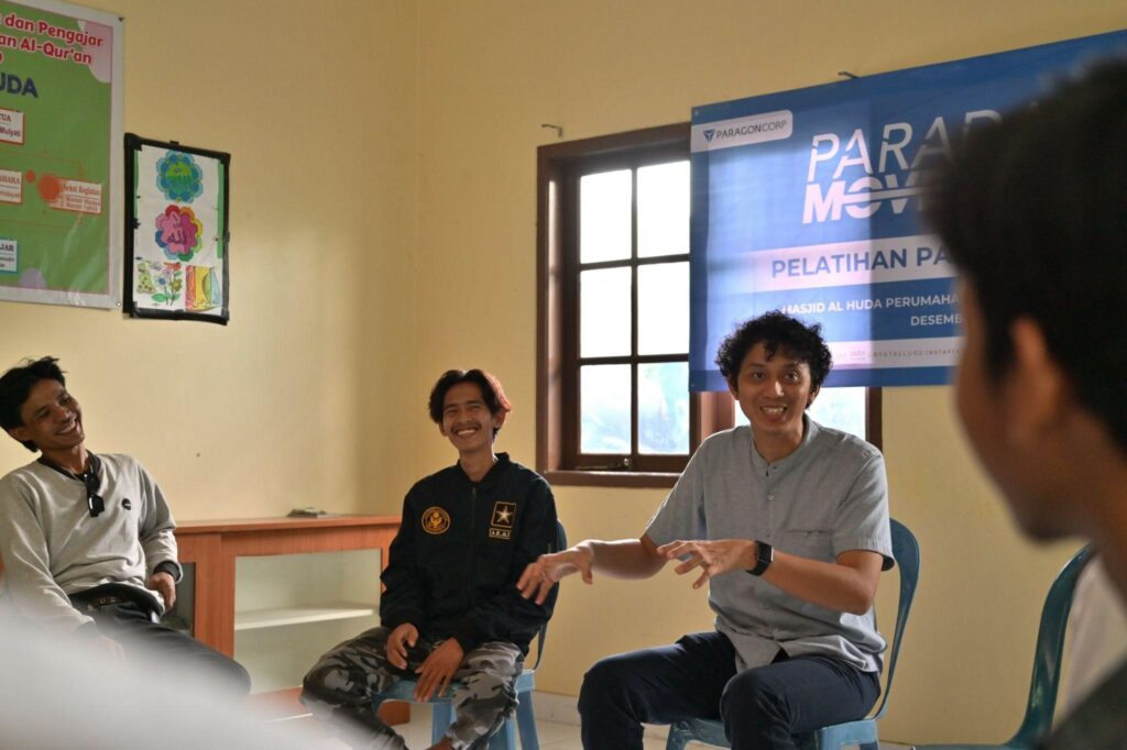 pelatihan barber2 dompet dhuafa Pemberian arahan oleh Owner Sekolah Barber Indonesia, Sendhy Desmijaya kepada peserta pelatihan Pangkas Rambut program Paradaya Movement di Bekasi, Selasa (10/12/2024).