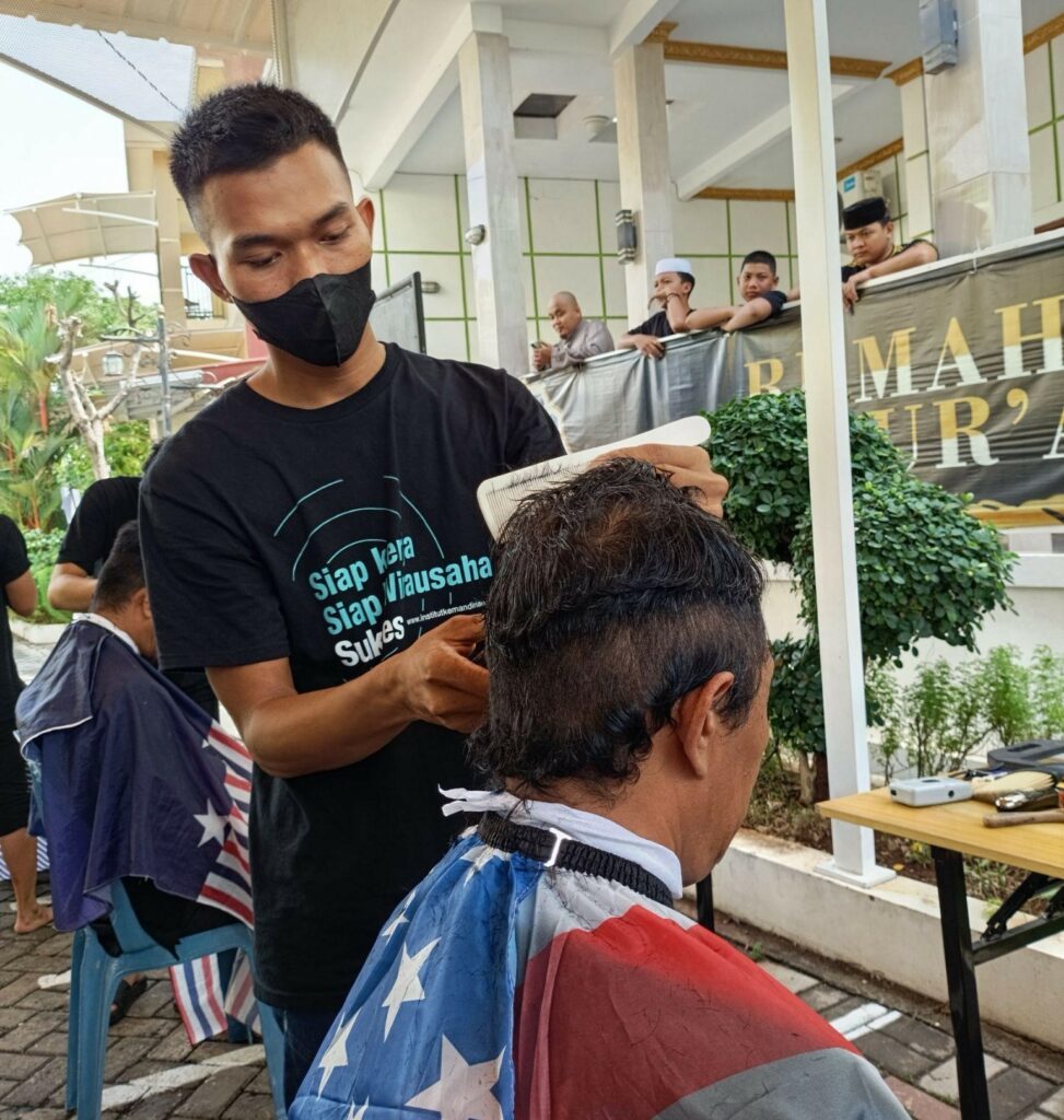pelatihan barber3 dompet dhuafa Peserta pelatihan Pangkas Rambut program Paradaya Movement melakukan layanan pangkas rambut dalam acara Goes to Public di Bekasi, Jum’at (20/12/2024).