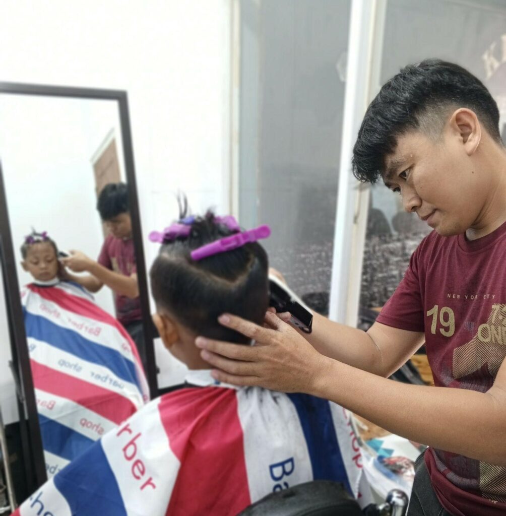 pelatihan barber4 dompet dhuafa Peserta pelatihan Pangkas Rambut program Paradaya Movement melakukan praktek langsung pangkas rambut, Rabu (18/12/2024).