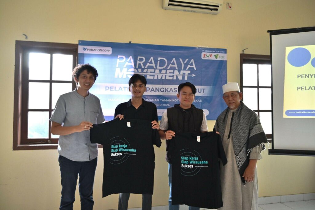 pelatihan barber5 dompet dhuafa Simbolis penyerahan kaos sebagai penanda dimulainya pelatihan oleh Owner Sekolah Barber Indonesia, Sendhy Desmijaya dan Ketua DKM Masjid Al Huda Bekasi, kepada perwakilan Peserta pelatihan Pangkas Rambut program Paradaya Movement, Bekasi, Selasa (10/12/2024).