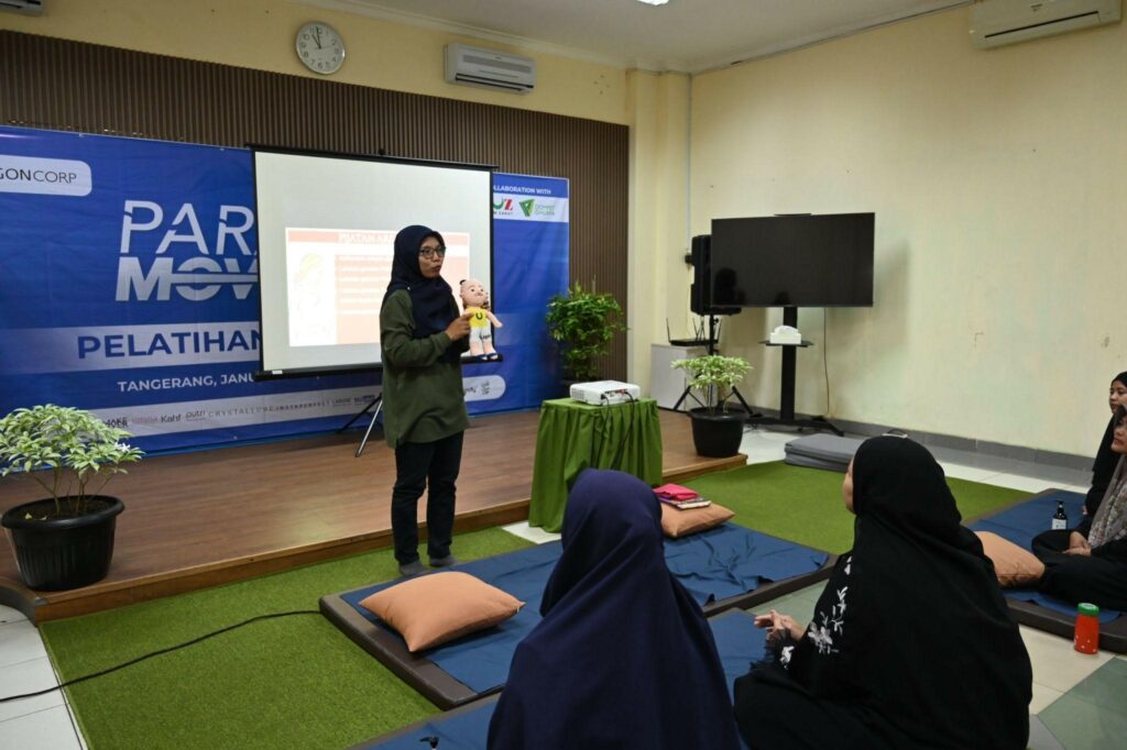 pelatihan maternity spa2 dompet dhuafa Pemberian materi oleh instruktur pelatihan dari Latifa SPA Academy, kepada peserta Maternity SPA oleh Institut Kemandirian (IK) Dompet Dhuafa melalui program Paradaya Movement di Karawaci, Tangerang, Senin (06/01/2025).