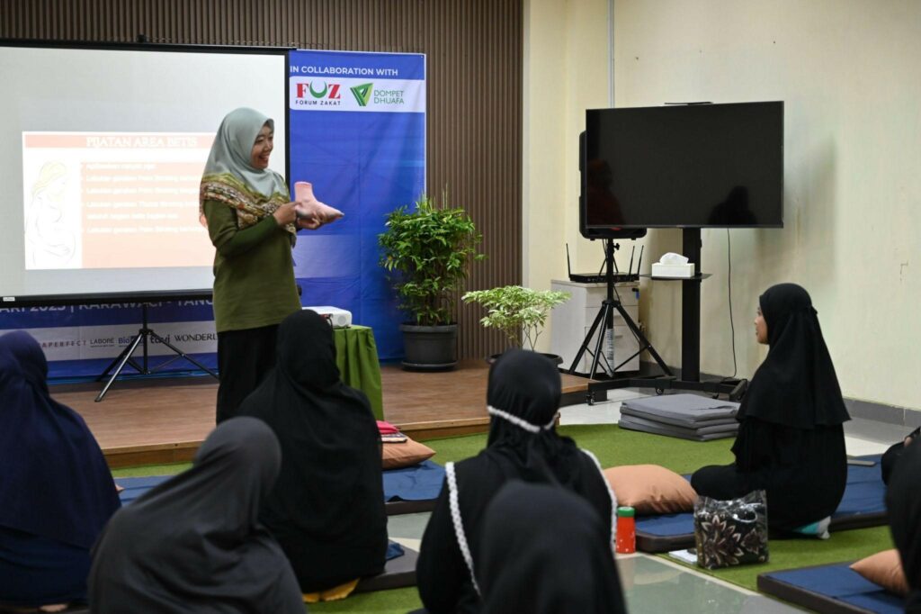 pelatihan maternity spa3 dompet dhuafa Pemberian materi oleh instruktur pelatihan dari Latifa SPA Academy, kepada peserta Maternity SPA oleh Institut Kemandirian (IK) Dompet Dhuafa melalui program Paradaya Movement di Karawaci, Tangerang, Senin (06/01/2025).