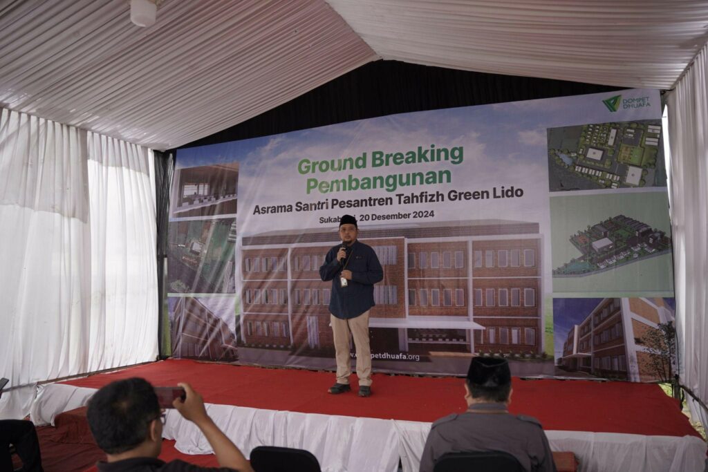 pembangunan asrama santri lido2 dompet dhuafa Prima Hadi Putra, Kepala Lembaga Pengembangan dan Investasi Wakaf (LPIW) Dompet Dhuafa, saat menyampaikan sambutan dalam program Ground Breaking Pembangunan Asrama Santri Pesantren Tahfidz Green Lido (PTGL), Sukabumi, pada Jumat (20/12/2025).