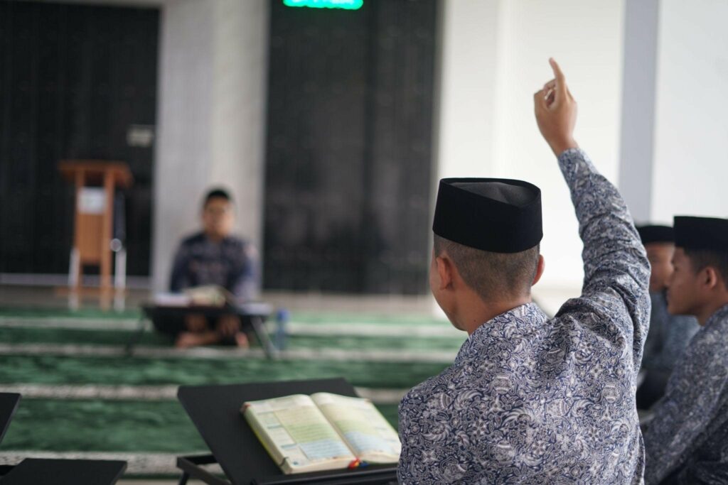 pembangunan asrama santri lido3 dompet dhuafa Proses pembelajaran santri PTGL yang dilaksanakan di area Masjid As Saadah, karena belum adanya ruang kelas yang memadai.