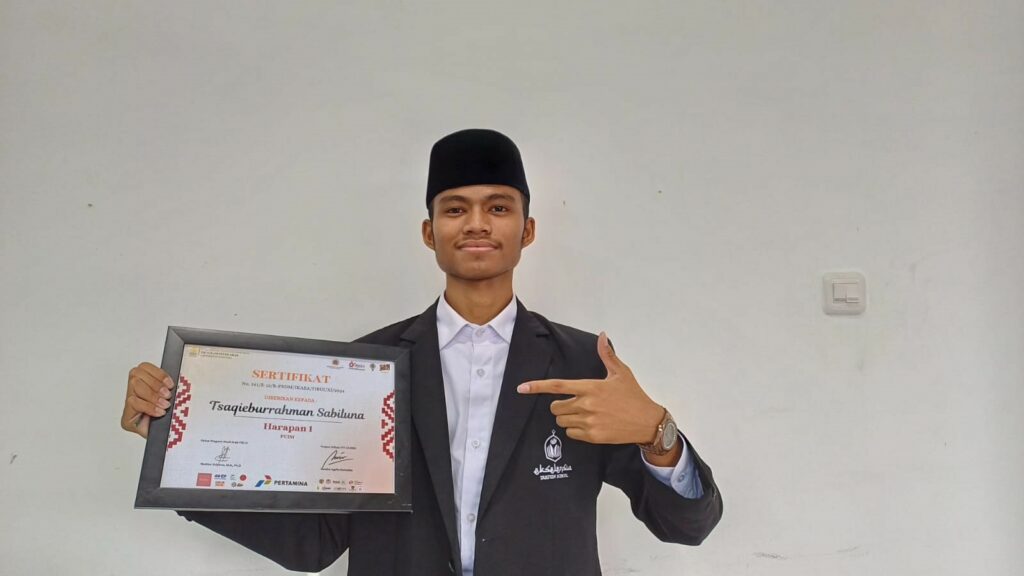 pembangunan asrama santri lido4 dompet dhuafa Tsaqieburrahman Sabiluna salah satu santri PTGL yang tetap semangat menyelesaikan hafalan 30 juz Al-Quran, meskipun dalam keterbatasan ruang kelas dan asrama.