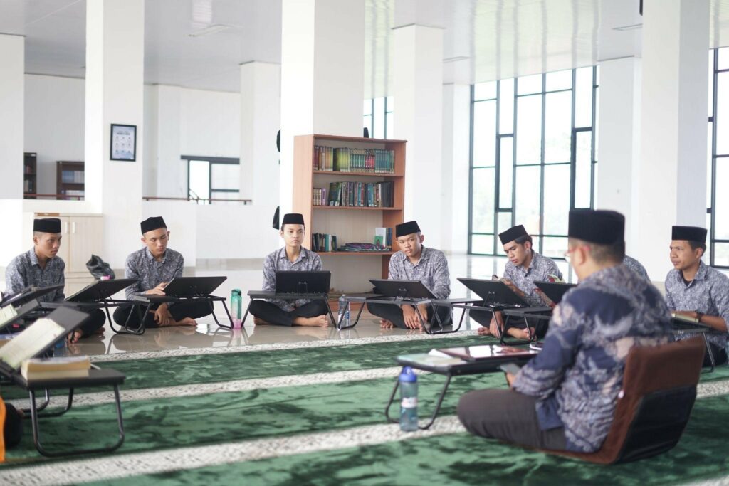 pembangunan asrama santri lido5 dompet dhuafa Proses pembelajaran santri PTGL yang dilaksanakan di area Masjid As Saadah, karena belum adanya ruang kelas yang memadai.
