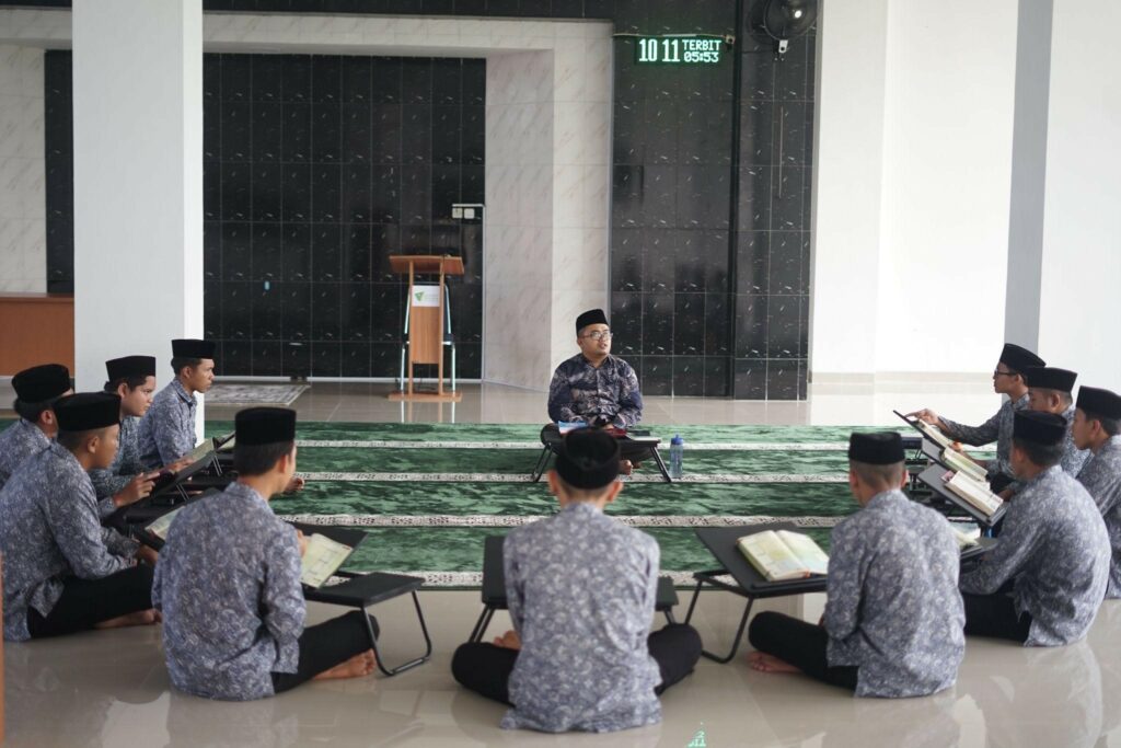 pembangunan asrama santri lido6 dompet dhuafa Proses pembelajaran santri PTGL yang dilaksanakan di area Masjid As Saadah, karena belum adanya ruang kelas yang memadai.