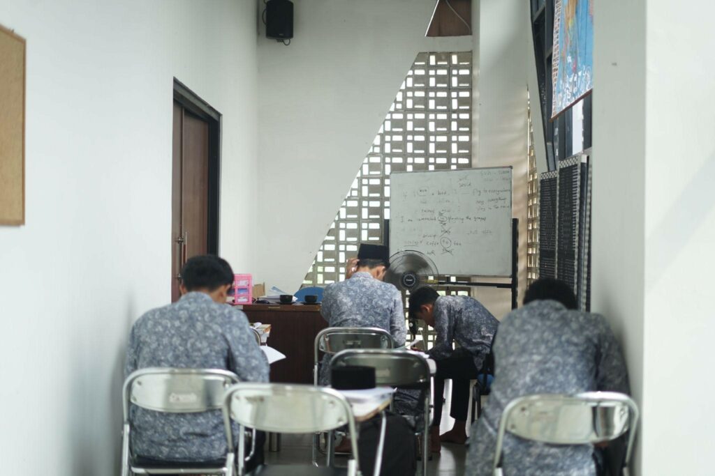 pembangunan asrama santri lido7 dompet dhuafa Para santri PTGL yang terpaksa melakukan kegiatan belajar mengajar dengan kondisi yang kurang kondusif akibat belum terbangunnya ruang kelas untuk belajar para santri.