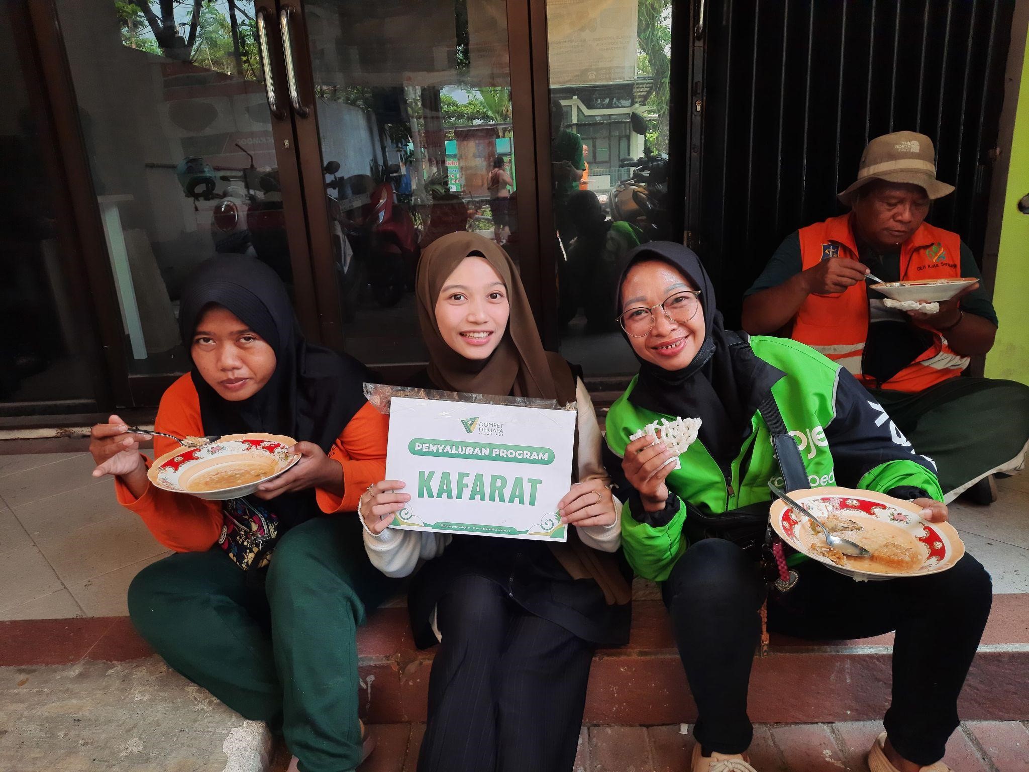 penyaluran fidyah dan kafarat1 dompet dhuafa Penyaluran program Fidyah yang dibagikan kepada para penerima manfaat di Jawa Timur.