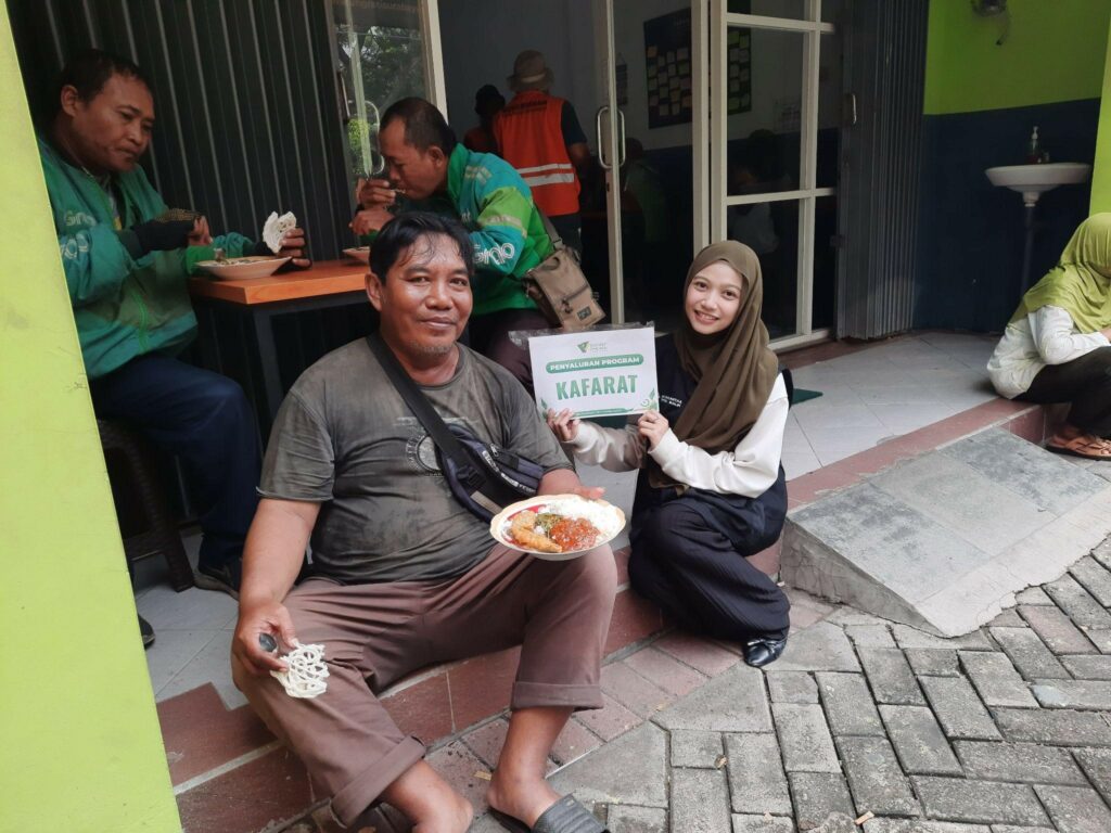 penyaluran fidyah dan kafarat4 dompet dhuafa Senyuman para penerima manfaat saat dapat menyantap makanan siap saji, sebagai penyaluran program Kafarat Dompet Dhuafa Jawa Timur.