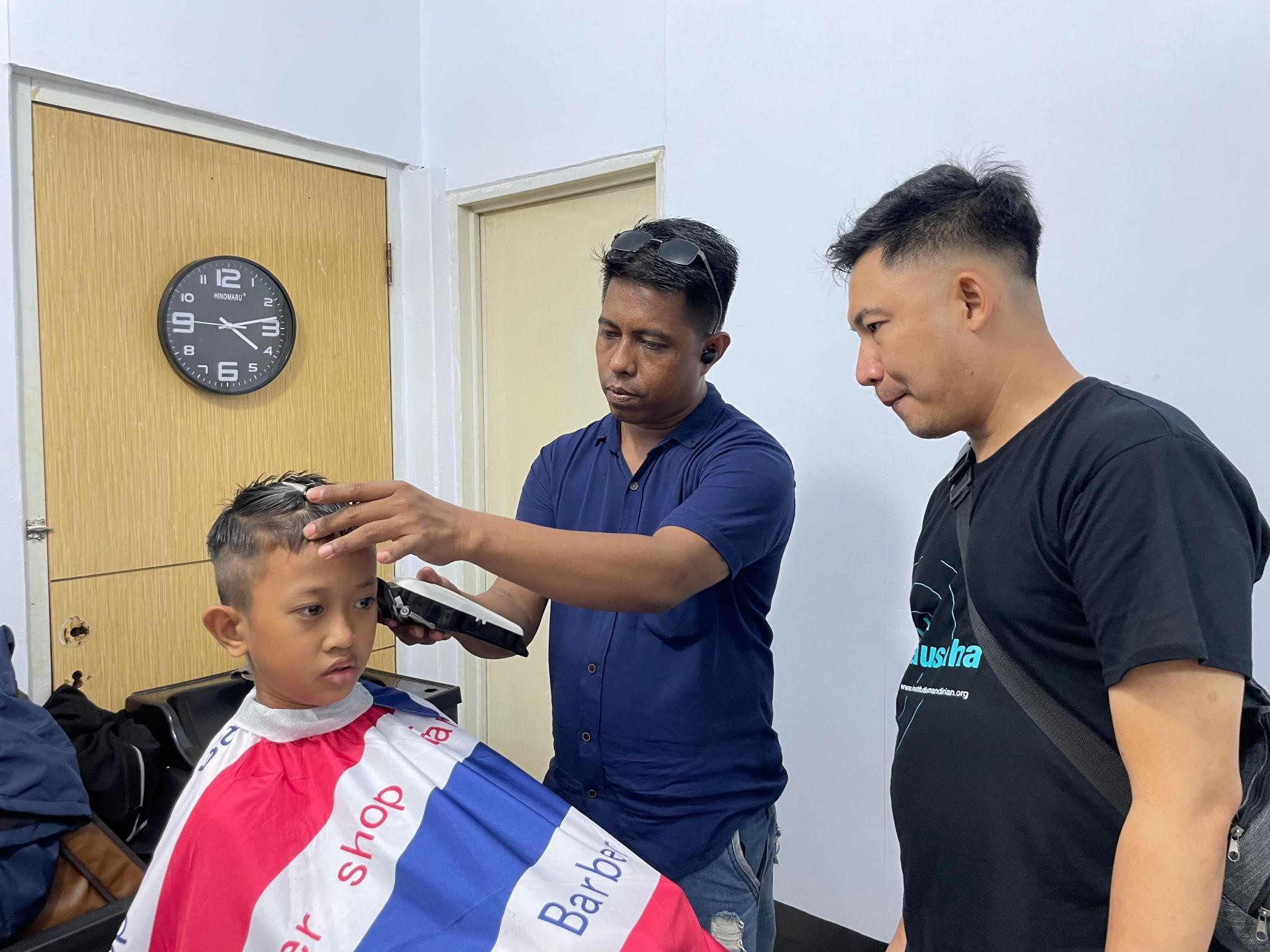 program barber institut kemandirian1 dompet dhuafa Praktik pangkas rambut dalam pelatihan Pangkas Rambut Paradaya, Jumat (06/12/2024).