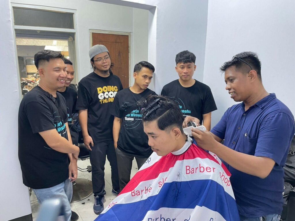 program barber institut kemandirian2 dompet dhuafa Praktik langsung pangkas rambut dalam pelatihan Pangkas Rambut Paradaya pada Jumat (06/12/2024).