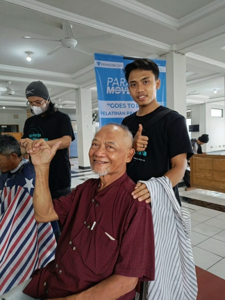 program barber institut kemandirian3 dompet dhuafa Layanan pangkas rambut oleh peserta pelatihan kepada masyarakat Depok pada acara Goes to Public, Depok, Senin (16/12/2024).