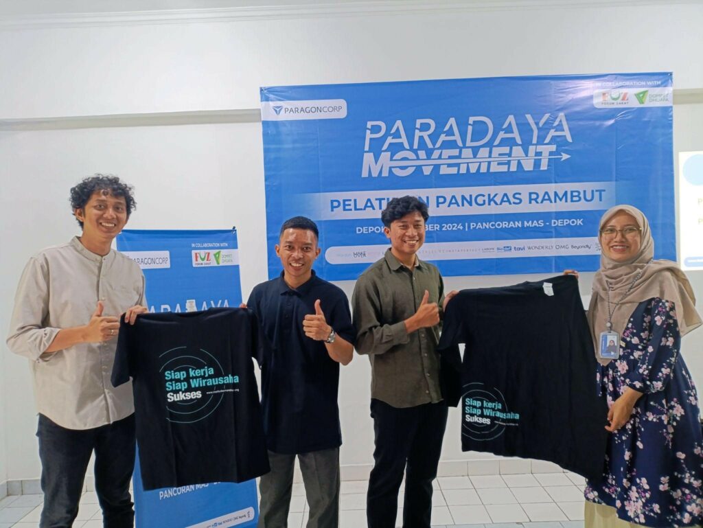 program barber institut kemandirian4 dompet dhuafa Simbolis penyerahan kaos sebagai penanda dimulainya pelatihan oleh Supervisor Program Development Institut Kemandirian, Tirta Rahayu dan Owner Sekolah Barber indonesia, Sendhy Desmijaya kepada perwakilan peserta pangkas rambut. Depok, Rabu (04/12/2024).