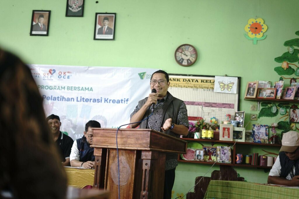 program bersama dompet dhuafa dan ok oce11 dompet dhuafa Bobby P Manullang sebagai General Manager Pengembangan Jaringan Dompet Dhuafa dalam sambutannya di Peluncuran Program Bersama Dompet Dhuafa dan OK OCE Kemanusiaan “Pojok Baca dan Pelatihan Literasi Kreatif” pada Jumat (24/1/2025) di SD Negeri 1 Darma, Kuningan, Jawa Barat.