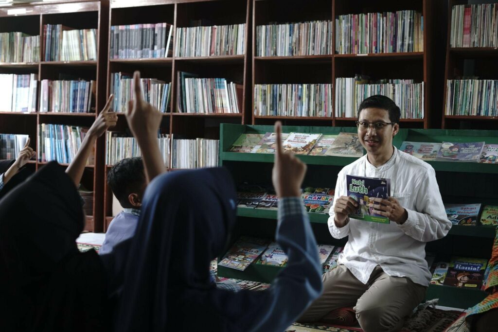 program bersama dompet dhuafa dan ok oce5 dompet dhuafa Melalui Program Bersama Dompet Dhuafa dan OK OCE, DOmpet Dhuafa juga melibatkan tim Sekolah Literasi Indonesia (SLI) Dompet Dhuafa saat memberikan edukasi literasi kepada anak-anak SD Negeri 1 Darma.