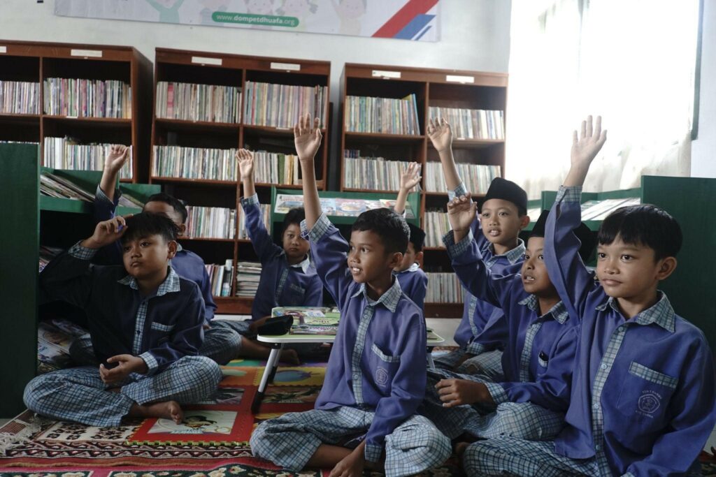 program bersama dompet dhuafa dan ok oce6 dompet dhuafa Kegembiraan anak-anak saat peluncuran Pojok Baca di SD Negeri 1 Darma, Kuningan, Jawa Barat, pada Jumat (25/1/2025).