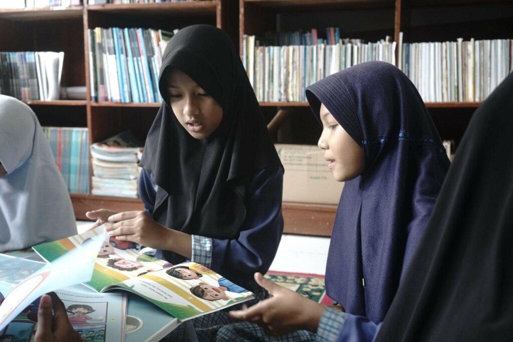program bersama dompet dhuafa dan ok oce8 dompet dhuafa Anak-anak saat sedang membaca buku cerita dan sejarah di Pojok Baca SD Negeri 1 Darma, Program Bersama Dompet Dhuafa dan OK OCE Kemanusiaan.