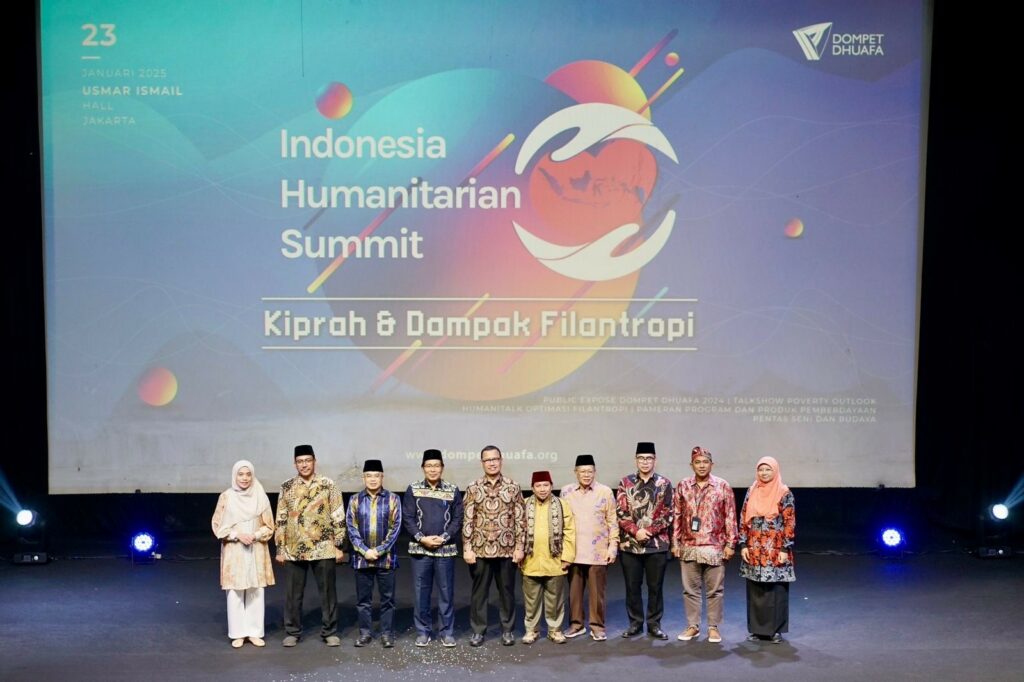 public expose 20244 dompet dhuafa Foto bersama jajaran Dewan Pembina dan Pengurus Dompet Dhuafa di panggung I-HitS 2024 di Usmar Ismail Hall Jakarta Selatan, Kamis (23/01/2025).