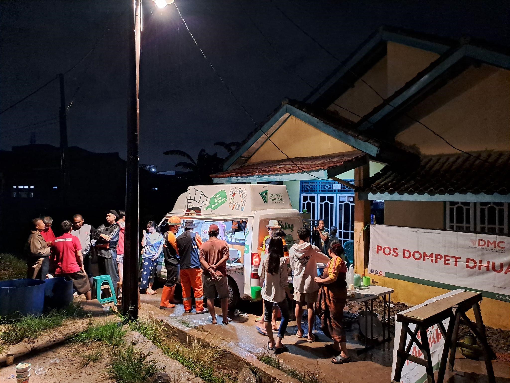 respons banjir lampung 20255 dompet dhuafa Layanan Pos Hangat Dompet Dhuafa menyediakan makanan dan minuman instan sebagai respons cepat bencana banjir Lampung, Sabtu (18/01/2025).
