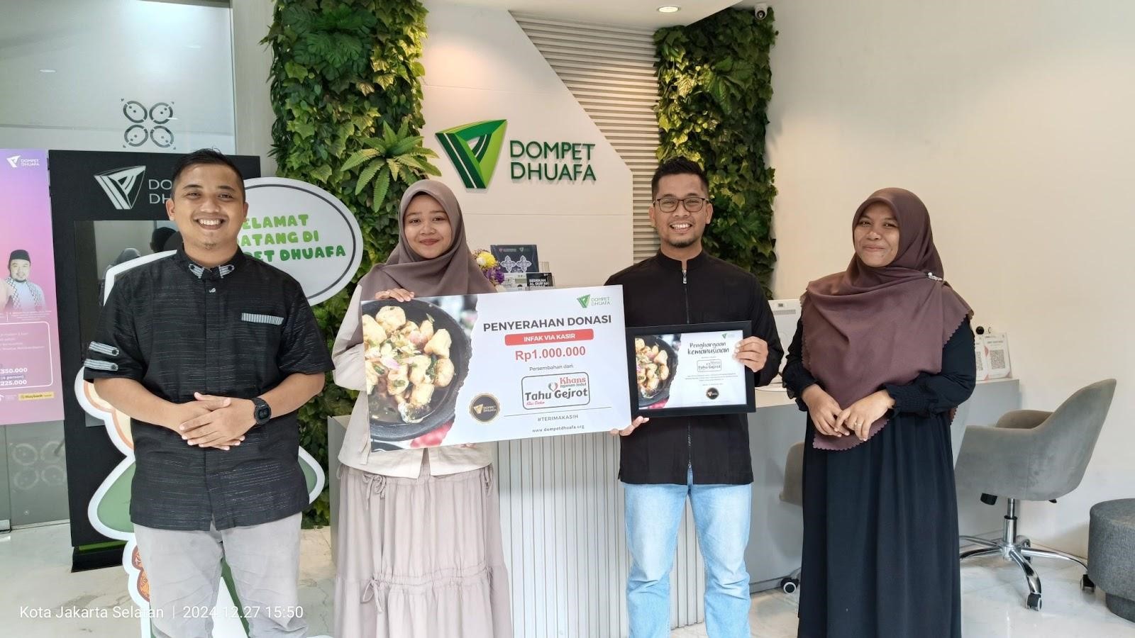 tahu gejrot khans1 dompet dhuafa Penyerahan donasi dari Yudha Andilla selaku Owner Tahu Gejrot Khans kepada Dompet Dhuafa di Gedung Filantropi Dompet Dhuafa, Jumat (27/12/2024).