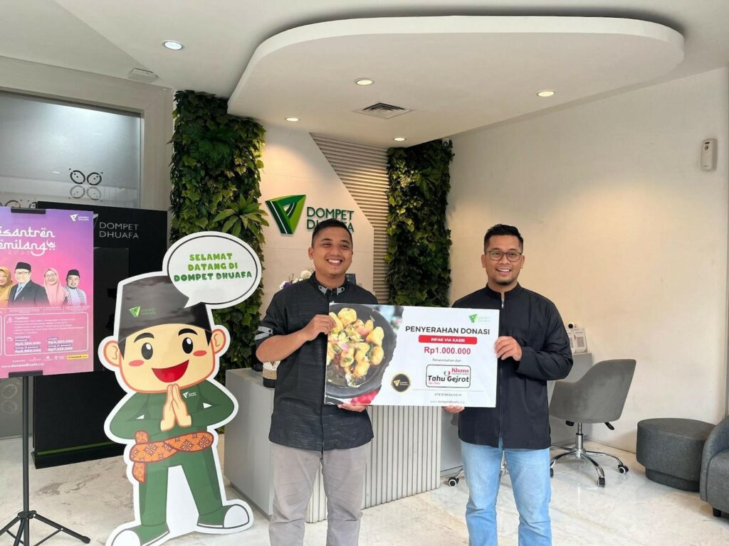 tahu gejrot khans2 dompet dhuafa Penyerahan donasi dari Yudha Andilla selaku Owner Tahu Gejrot Khans kepada General Manager Penghimpunan ZIS Dompet Dhuafa, Ahmad Faqih Syarafaddin di Gedung Filantropi Dompet Dhuafa, pada Jumat (27/12/2024).